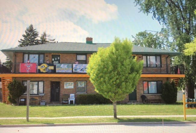 Building Photo - 2032 S Oneida St
