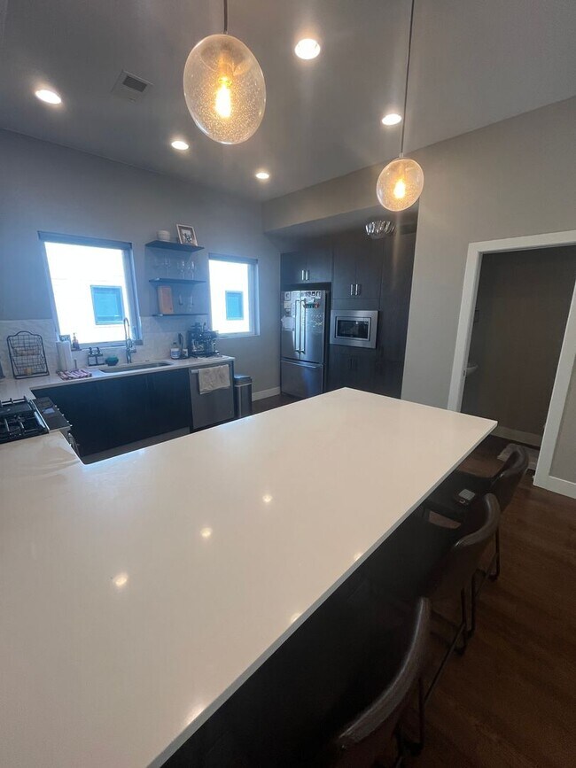 Foto del edificio - 2 Bed, 1 Bath Townhouse with Roof Top Deck