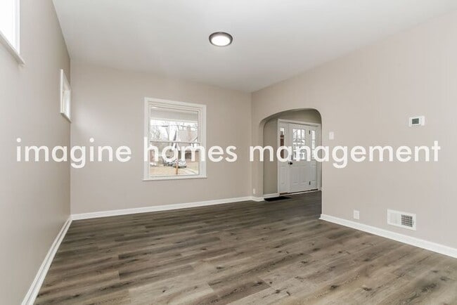 Building Photo - Charming 3 Bedroom Home with Fenced Yard
