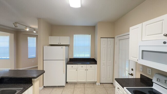 Building Photo - 3 BEDROOM 2 BATH 2 CAR GARAGE CONDO