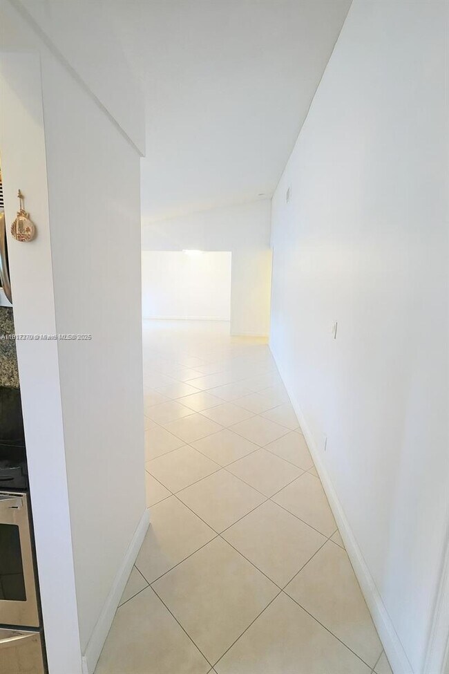 Foto del edificio - 8190 Springtree Rd