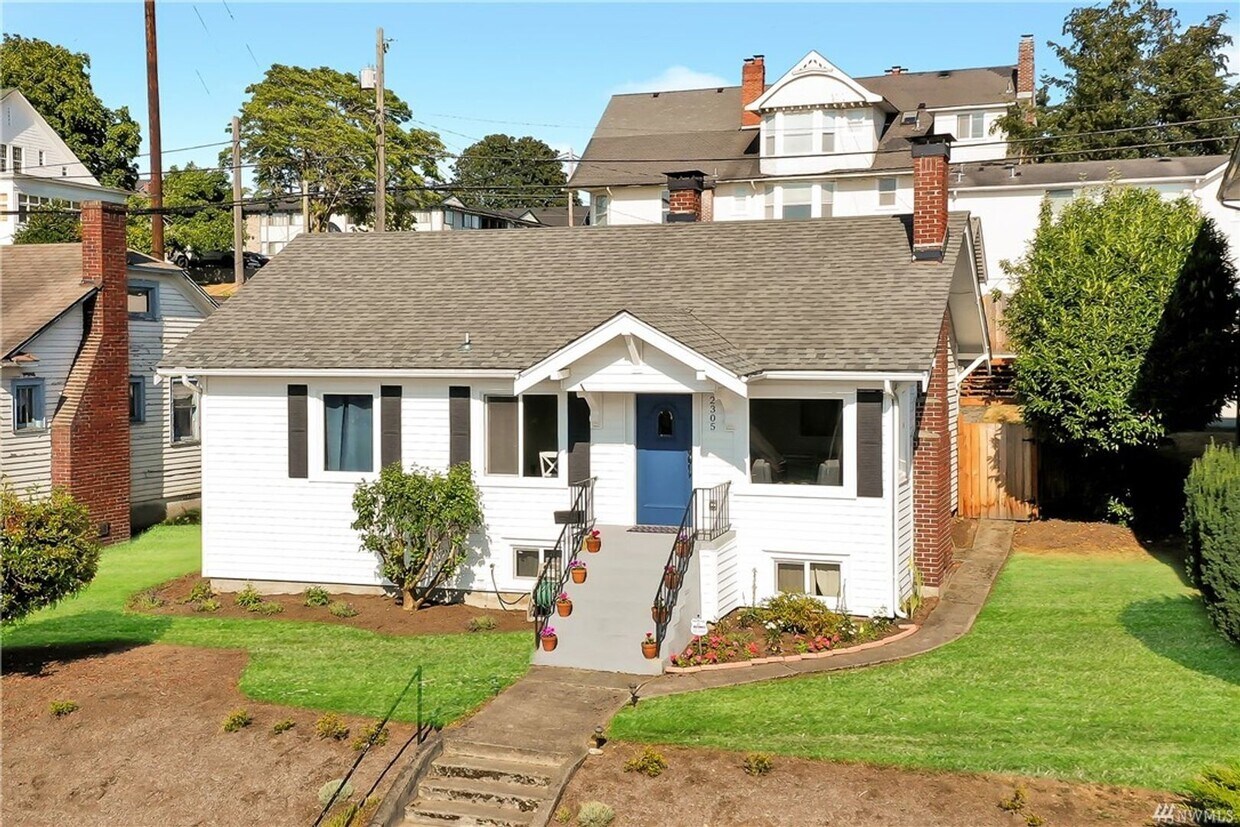 Primary Photo - 2305 Grand Ave