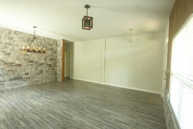 Building Photo - 1115 Dietrich Ln