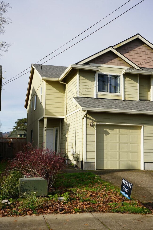 Building Photo - 747-747 SE Tampa St