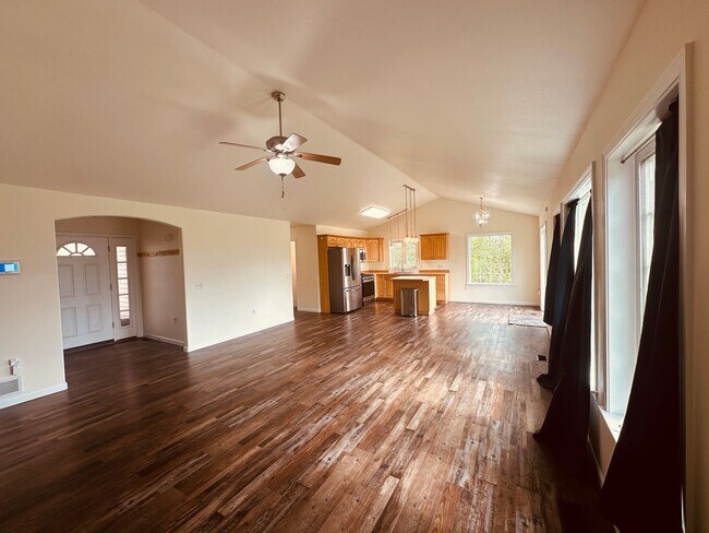 Foto del edificio - Beautiful mountain views! 3 bed 2 bath 2 c...