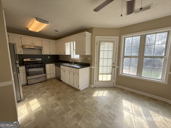 Building Photo - 124 Waters Edge Dr