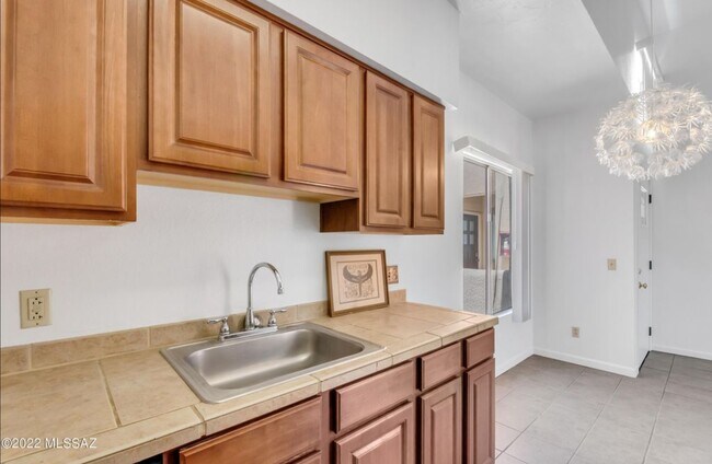 Área de cocina/comedor - 1810 E Blacklidge Dr