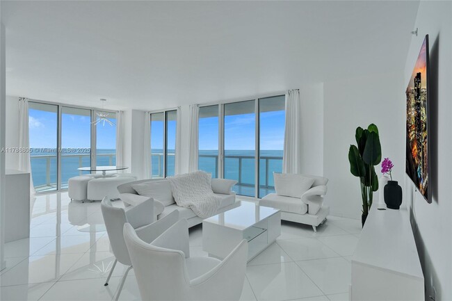 Foto del edificio - 6365 Collins Ave