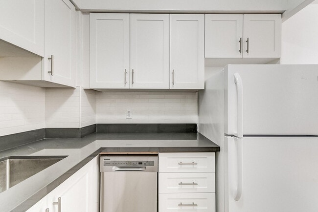 Building Photo - 171 Erskine Avenue