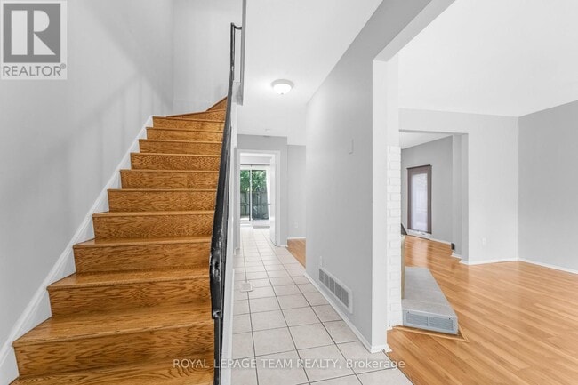 Photo du bâtiment - 3691-3691 Albion Rd S