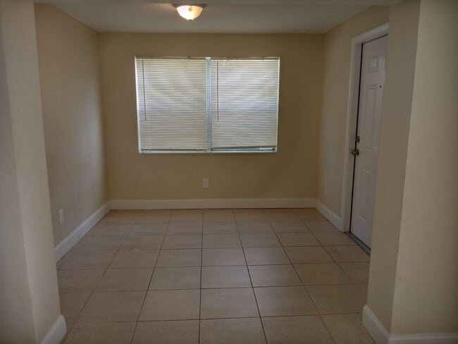 Building Photo - Come see this 2/1 with no Hoa
