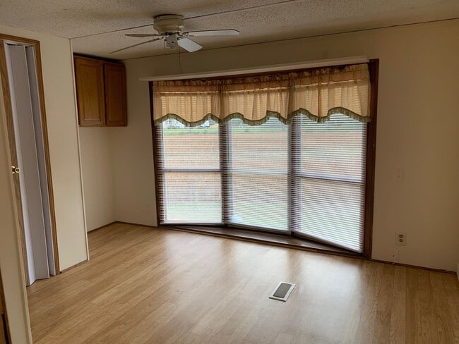 Building Photo - 3 BR, 2 BA Single Wide on Private Lot *Pri...