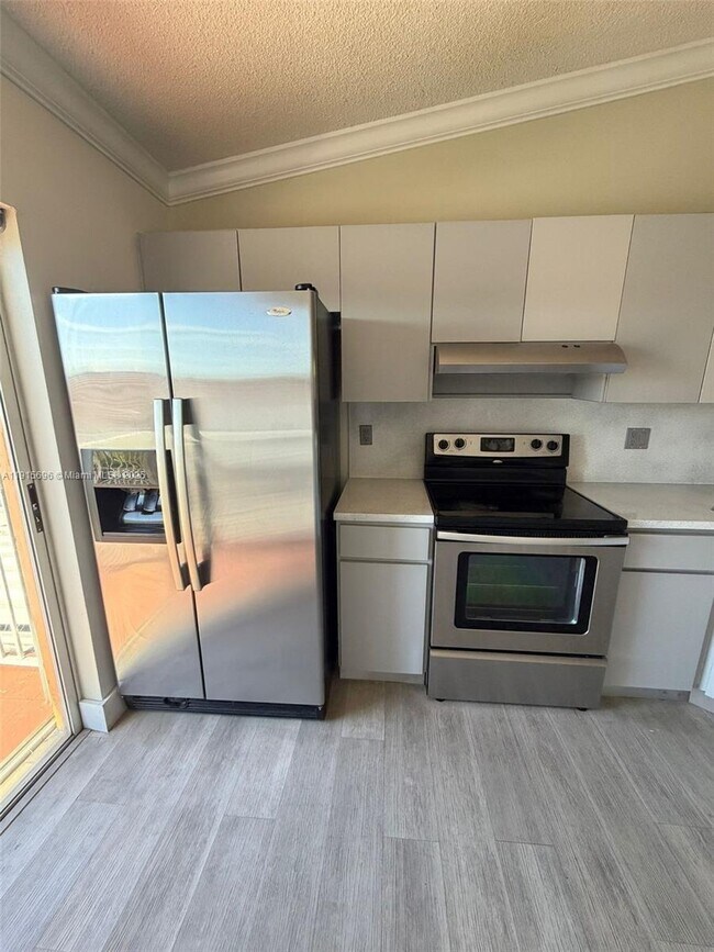 Foto del edificio - 3375 W 76th St