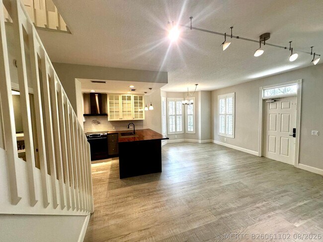 Building Photo - 262 Iris Dr