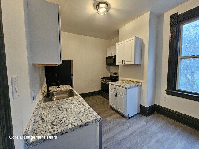 Building Photo - Newly updates 3 bedroom 1 bath apartment f...