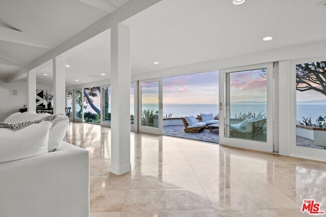 Foto del edificio - 1115 Palos Verdes Dr W