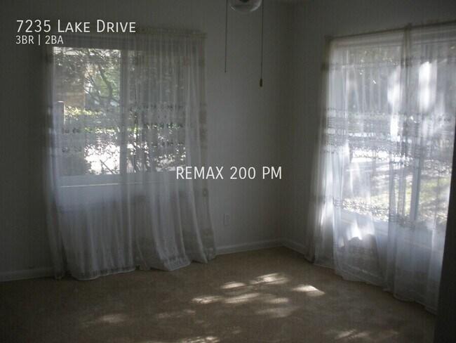 Foto del edificio - 7235 Lake Dr