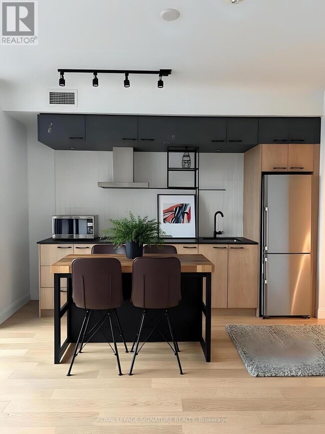 Building Photo - 41 Dovercourt Rd