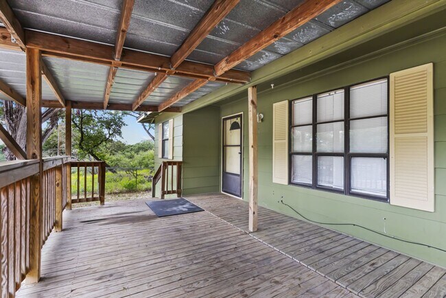 Foto del edificio - Move-In Ready 3-Bedroom Home in Beautiful Lakehills