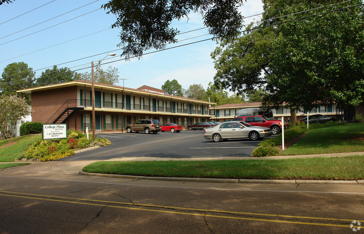 Building Photo - College Plaza