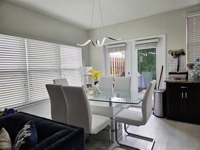 Foto del edificio - 3102 Camino Real Dr N