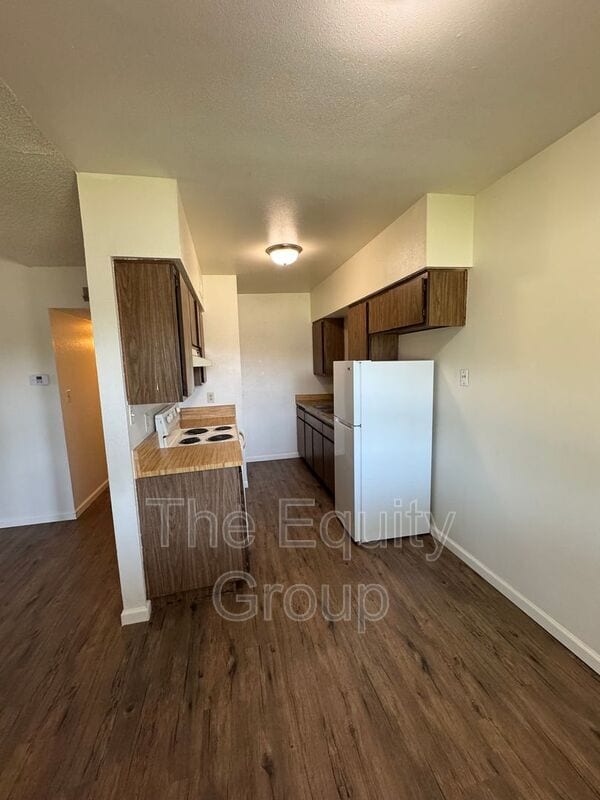 Building Photo - 1300 W Elowin Ave