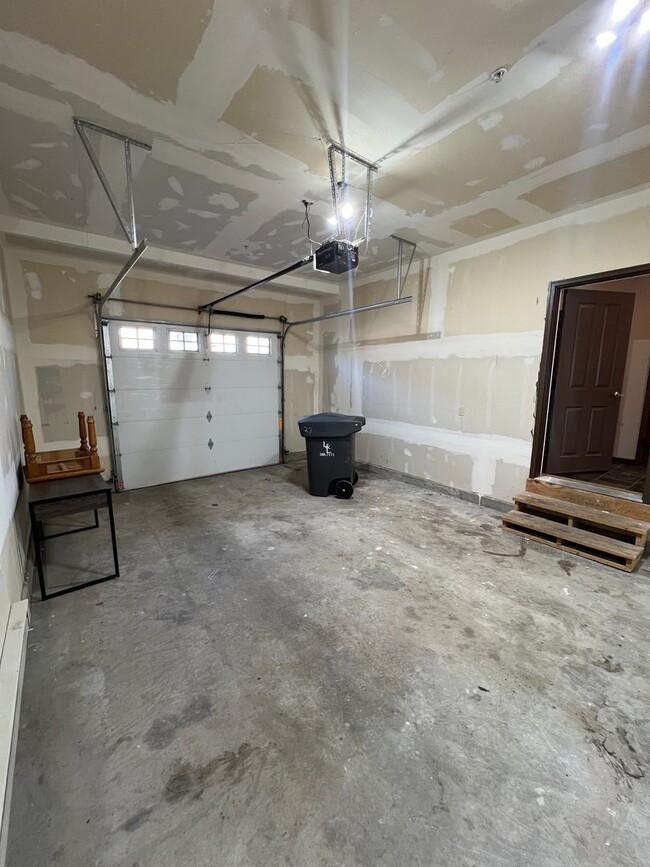 Building Photo - 3 Bed 2.5 Bath Steps from Town Center