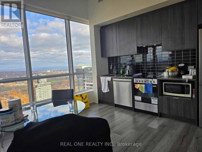 Photo du bâtiment - 395 Bloor St E