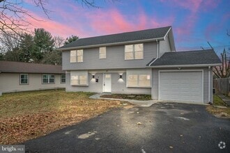 Building Photo - 34 Hinsdale Ln