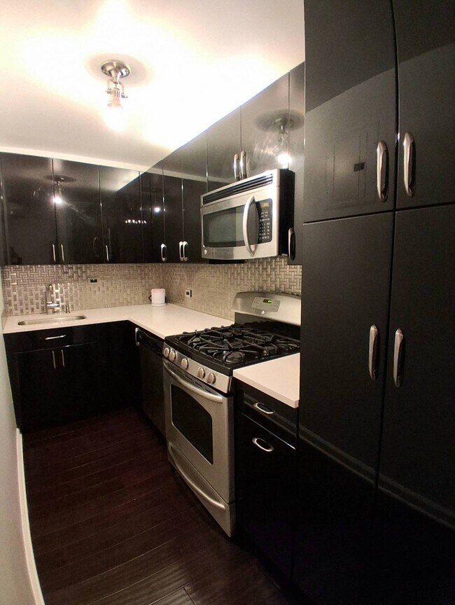 Building Photo - 153 E 57th St