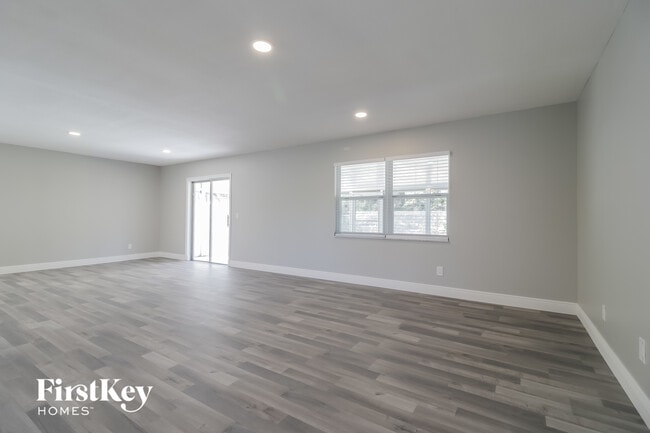 Building Photo - 550 Meadowvale Dr