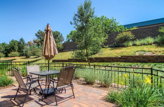 Building Photo - Main level living with large private outdo...