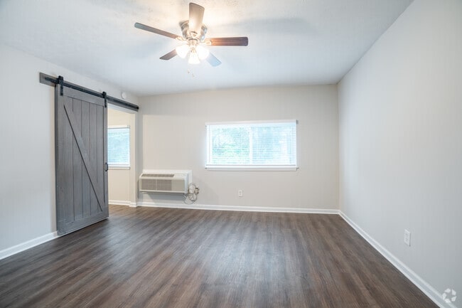 1BR, 1BA - 480SF - Living Room - Lockheed Square Apartments