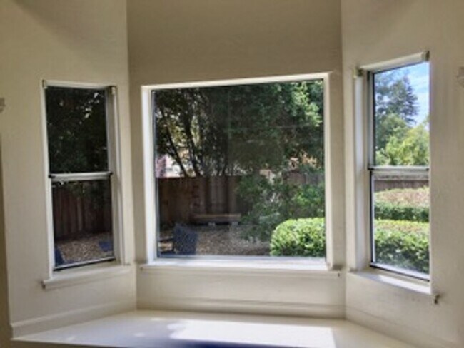 Building Photo - Light-Filled 3bedroom/2bath Near Highway &...