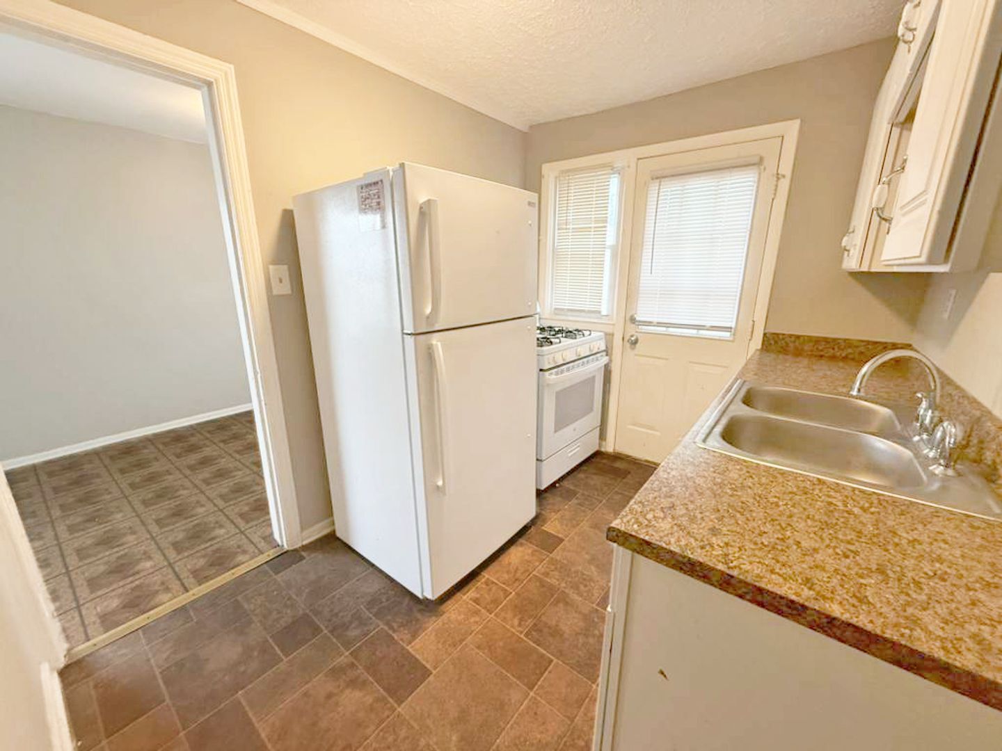 25551 Tungsten Rd Euclid, OH 44132 – photo 2