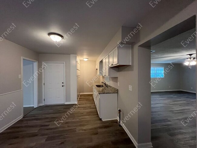 Building Photo - 3206 Ladbrook Rd