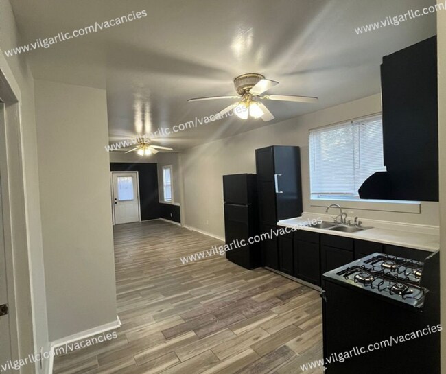 Foto del edificio - 3910 Deodar St