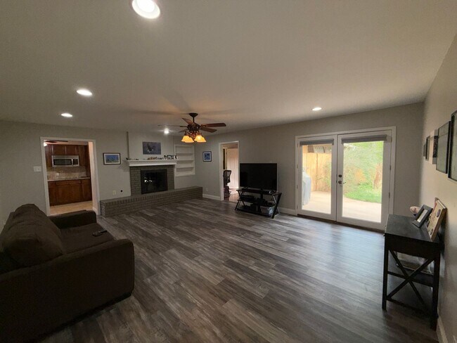 Foto del edificio - Spacious 3 Bedroom 2 Bath home COMING SOON!