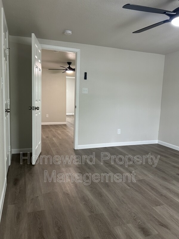 Building Photo - 407 N Justin Ave