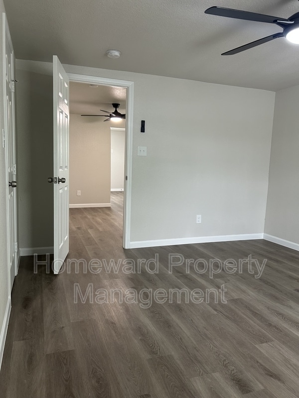 Foto del edificio - 407 N Justin Ave