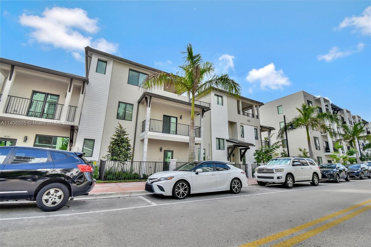 4275 NW 83rd Path, Doral, FL 33166 Townhome Rentals in Doral FL