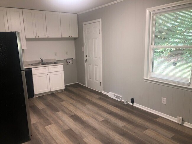 Foto del edificio - Three Bedroom Ranch Home in Yorkmount! COMING SOON!