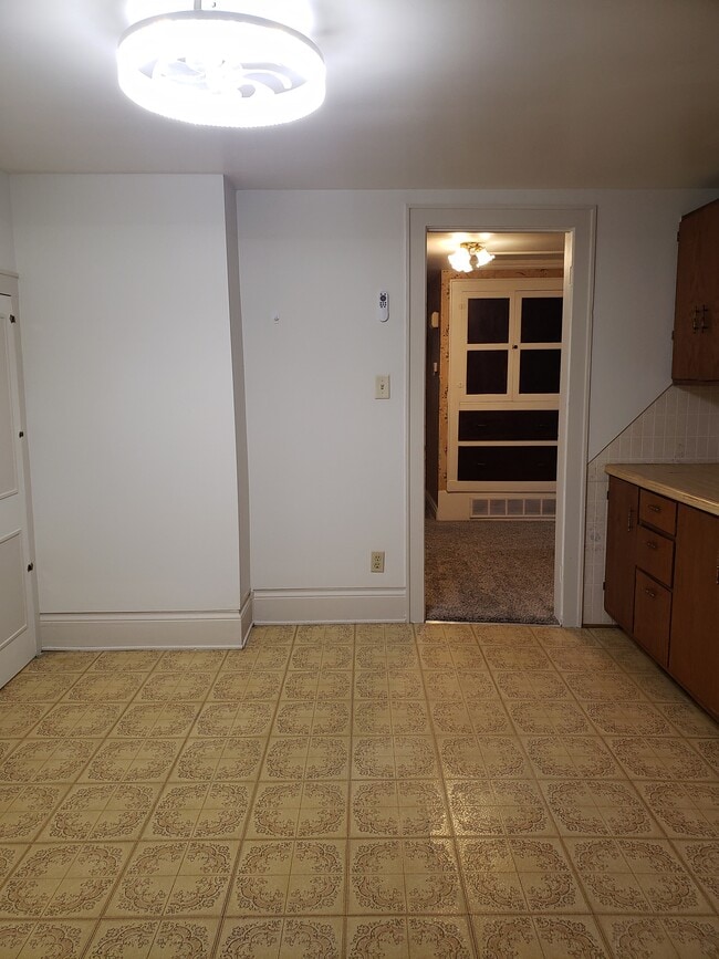 Kitchen w/ pantry - 901 Michigan Ave