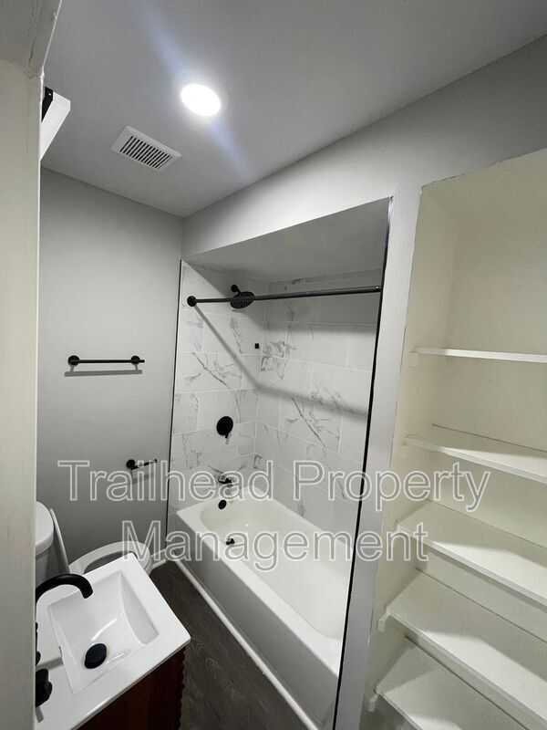 Foto del edificio - 6425 Brookside Rd