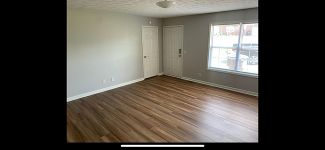 Living room, view frontdoor - 414 Blake Cir