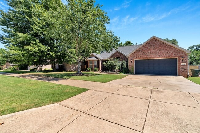 Building Photo - Fabulour Bridgeport S/D Home w/AMAZING out...