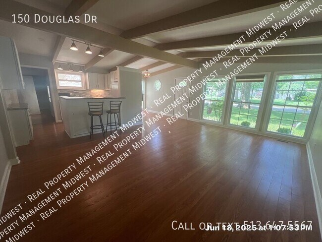 Foto del edificio - 150 Douglas Dr