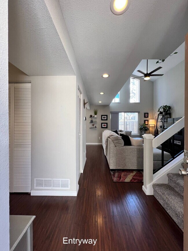 Foto del edificio - "Charming 2-Bed Townhouse Retreat on East Florida Ave with Spacious 1170 Sq Ft Layout!"