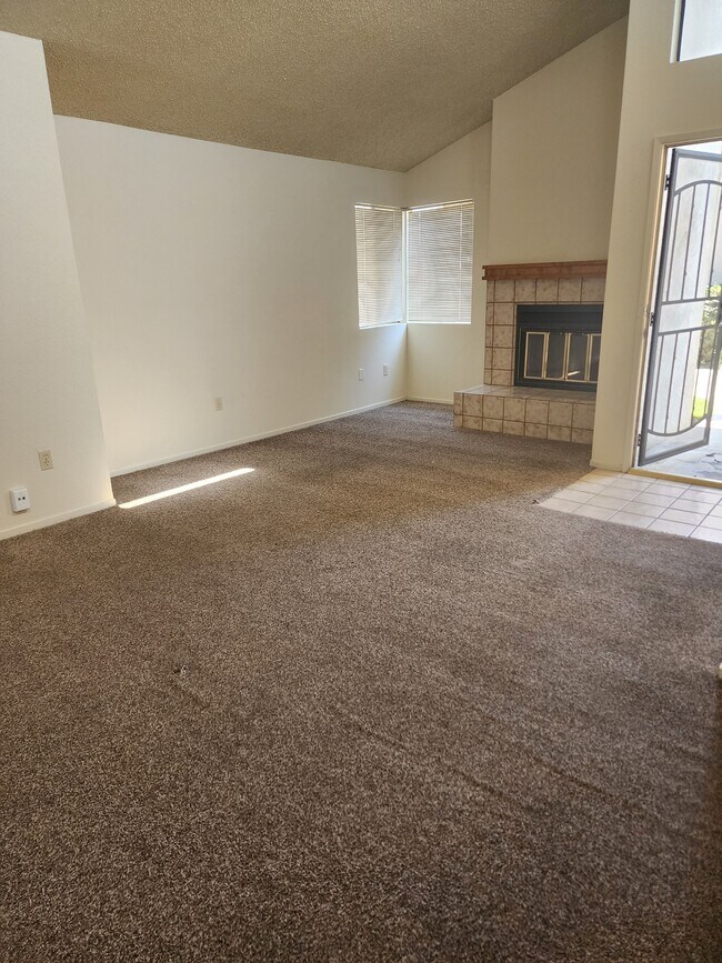 Foto del edificio - 5913 Auburn Oaks Dr