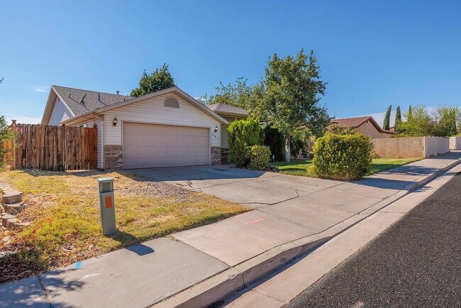 Foto del edificio - Stunning 4 Bedroom Home in St. George! Pet...